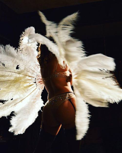 La luz and my feathers&hellip;. #LolaVonRox with @boutiquedibonbon tomorrow night! Show starts at 11