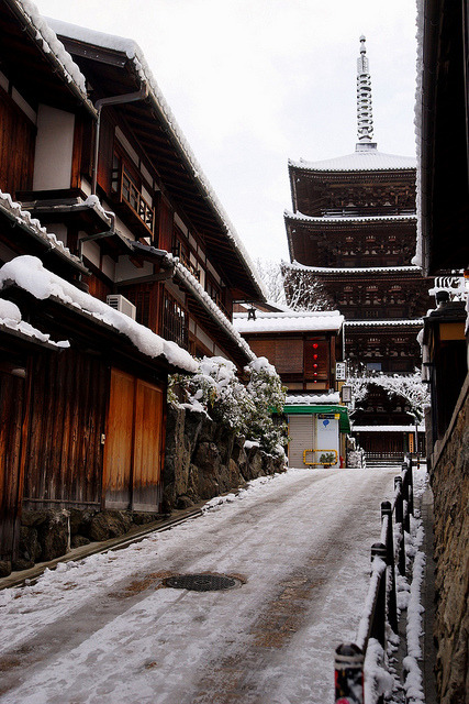 ileftmyheartintokyo:  法観寺を望む by nobuflickr on Flickr.