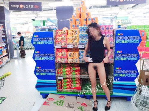 fy-girl-lho: 周末和女友去逛商场，打算趁着没人的时候偷偷露出拍照，拍完照才发现后面原来一直站着个年轻的女售货员看着，原来整个过程她都看见了，走的时候还一直看着我们偷偷在笑，感觉私下的她应该