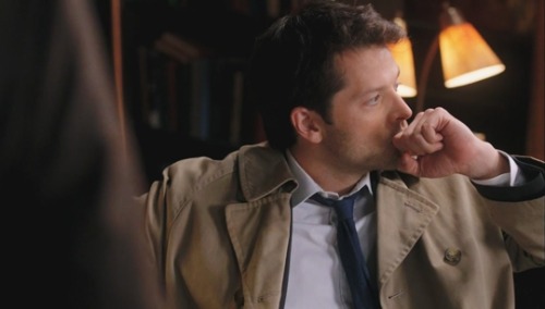 rockandrollchick: rockandrollchick: x # I love that second screencap where Cas is just collecting hi