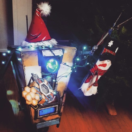 medusamayhem:Yeah I so this I made claptrap a couple of months ago as a prop to go with my Lilith co