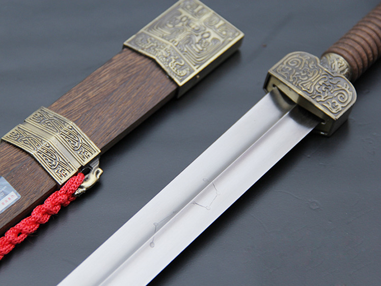 chinesesword:  Classic Chinese Sword Han Dynasty Style  http://www.icnbuys.com/chinese-tai-chi-sword-han-style.htmlReblog,