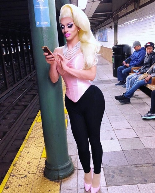 mizvelour:miz cracker on the subway: a series