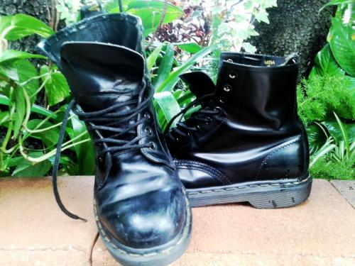 If anybody want’s to buy these Dr. Martens women’s size 9 msg me.