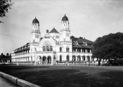 reallifeishorror:  LAWANG SEWU : THE HOUSE OF A THOUSAND DOORS  For sixpenceee !  It’s not really common for me to make posts like this, but I have to share an account of a place I once visited. A few years ago I found myself in Semarang, Central Java,