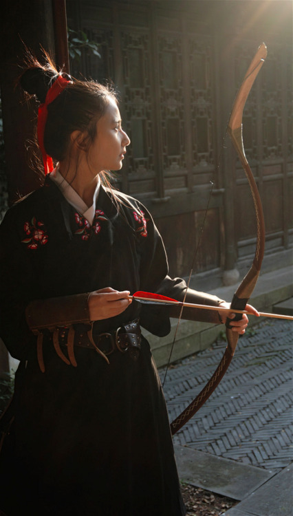 moonbeam-on-changan:Traditional Chinese clothes, hanfu, for archery. By 夏达 (Xia Da)