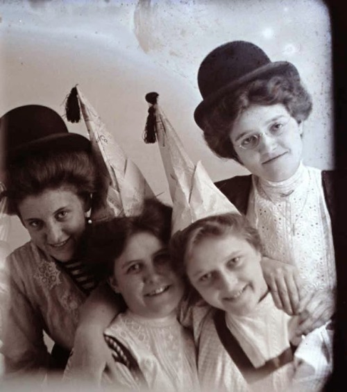 edwardian-time-machine:  Rare Female Portraits of Rural America from 1909-1912 Hundreds of female portraits made by an itinerant photographer named Hugh Mangum, who rode the trains to the small towns of North Carolina, Virginia and West Virginia. Source