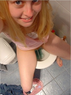 voyeur-and-proud:  Horny Piss Selfie