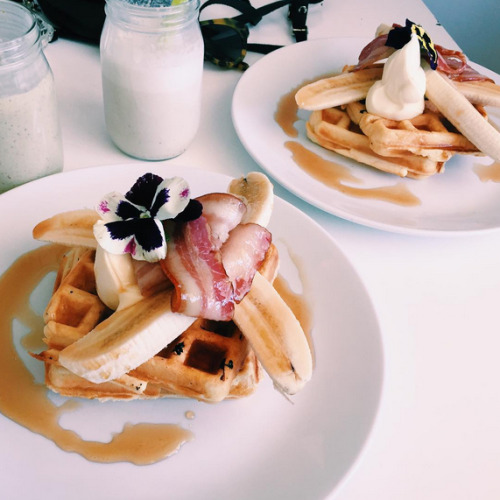Banana and bacon waffles with mascarpone // instagram @reidings