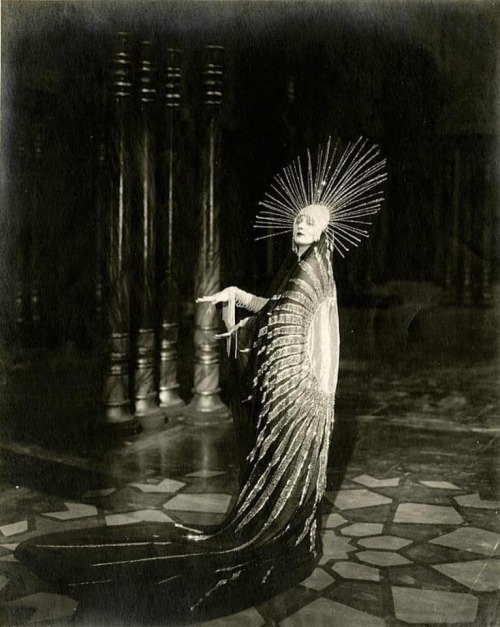 innervoiceartblog: Actress Aileen Pringle in the 1925 silent Tod ...