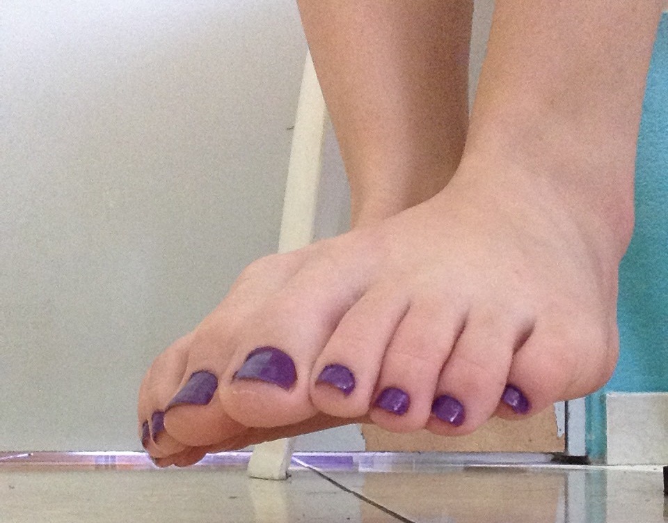 princess-olivia:  to-the-valley-of-dreams:  My feet are US size 6 for those who are