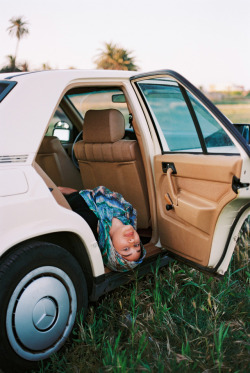 francescplanes:  Ikram en el coche de su tía. 2015.