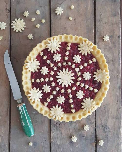 mymodernmet: Baker Shares Before and After Photos of Her Intricately Patterned Pie Crust Designs