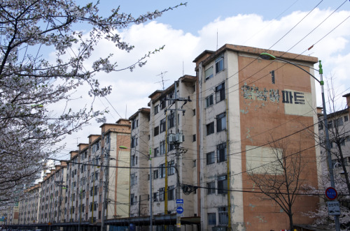 구로디지털단지 근처 강남아파트. 언제 지어진 걸까? 강 남쪽에 있으니 강남아파트라는 말도 맞지만 요즘 말하는 &ldquo;강남&quot;하고는 상당히 거리가 먼 지명