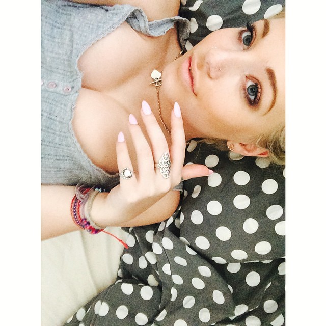 ttthea:  On Wednesday we wear pink nails 💁💅 #freshtalons  ok .. wow !