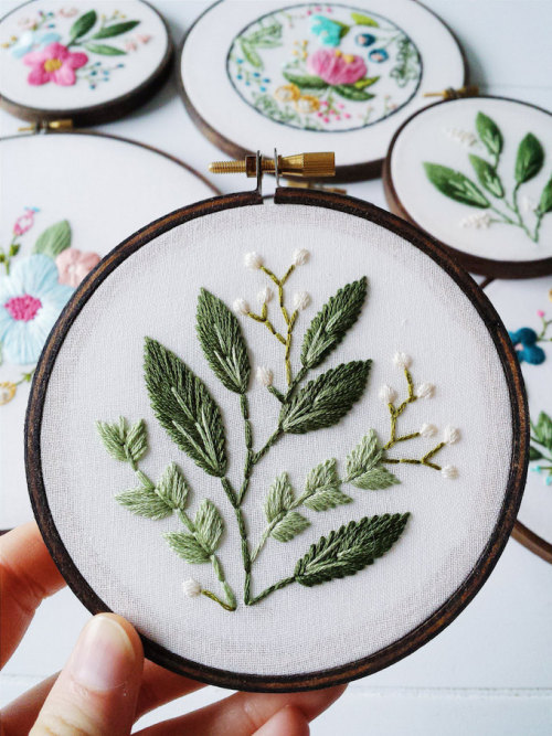 thelingerieaddict: textilestejidos: brwnpaperbag: Vibrant embroidered hoop art by Cinder &amp