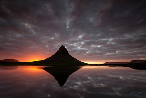 Kirkjufell mountain by Tómas Freyr on Flickr.