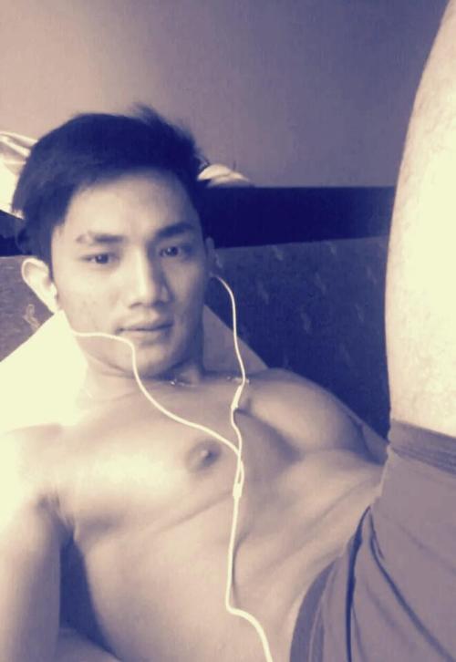 sgskyguy: asianhunk-pecs-nips-asses: The fat nipples constantly inform his brain to show em off Nice