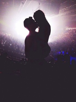 drunktimes-partyhard:  Couples that rave