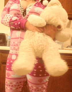theunicornkittenkween:  digiplaypen:  Lookie! is a gif of me and teddy! :3 In my onesie! Woohoo!   Isn’t she precious???!!!