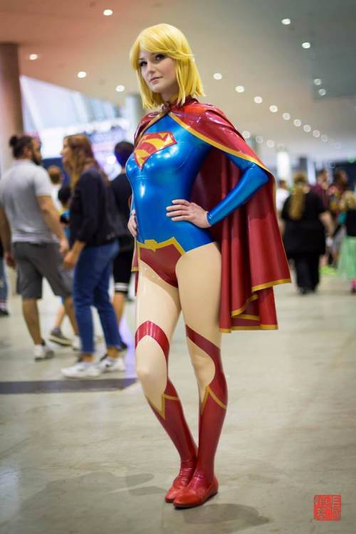 restrainedredraven:  kinkygoethe: Super Girl! by Lulu Nyan  Now that’s what I call a cosplay! She could fly up to my apartment balcony any day.