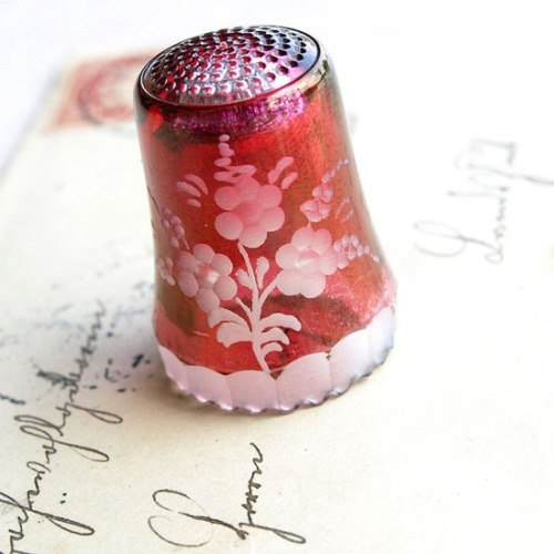Bohemian cranberry glass thimble, 19th century.