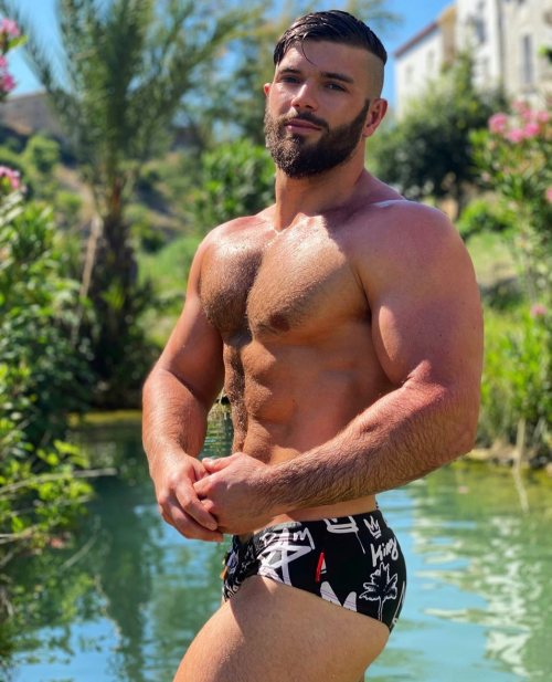 ultra-masculine:  Fabien Sassier (@yetifit__ on IG)