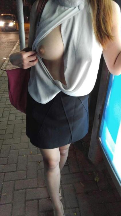 sexchitchat: 巴士到未呀? Where is the bus ? #bus #expose #public