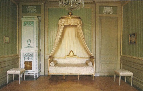 a-l-ancien-regime:Gunnebo, a country manor near Molndal, Sweden: a   lit imperial in the Gustavian s