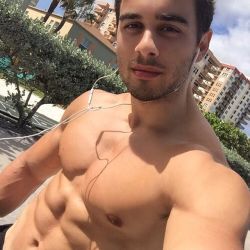 hotguys-instagram.site post 163901681815