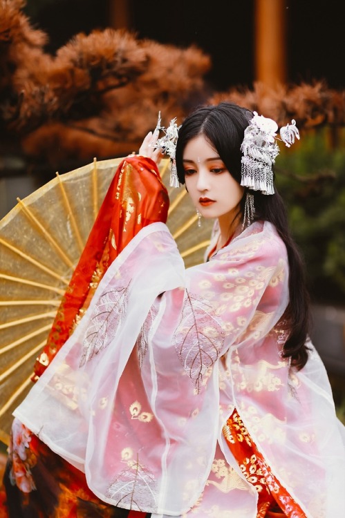 「胭脂纱」 A lush autumnal photoshoot featuring traditional Chinese Hanfu, via 界之猫. The model is wearing 