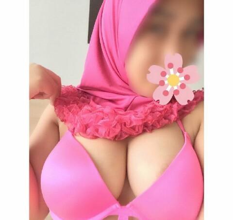telurbergoyang: Pink hijabitch showing her asset.#hijabitch #jilboob #awektudung