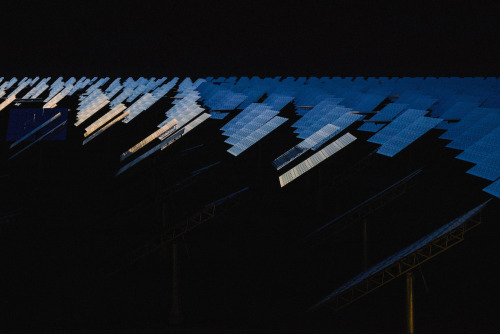 landscape-photo-graphy:Incredible Light Photography Captured At Solar Panel Reserve  Chicago-based photographer Reuben Wu has transformed a solar panel field into a stunning photographic series of sunset and light.  Keep reading