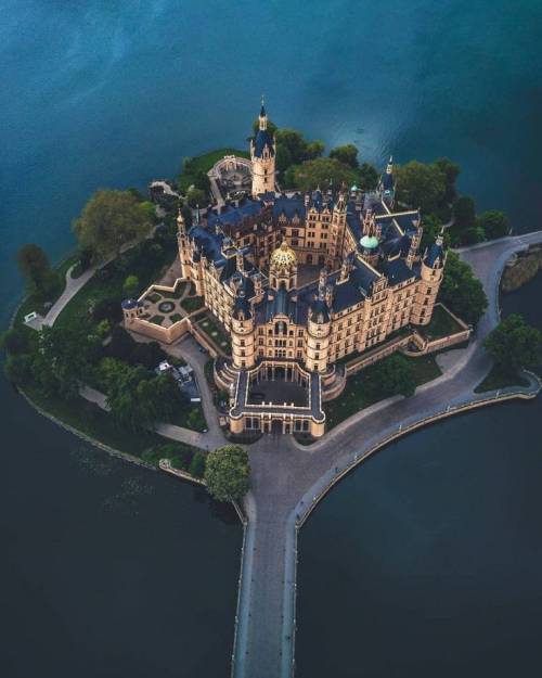 legendary-scholar:  Schwerin castle, Germany.