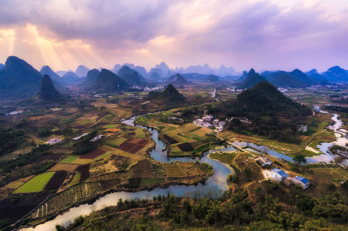 photos-worth:Field of light, by KyonkyonJinCuipin-Mountain in Guilin, China. Rays of sunlight just c