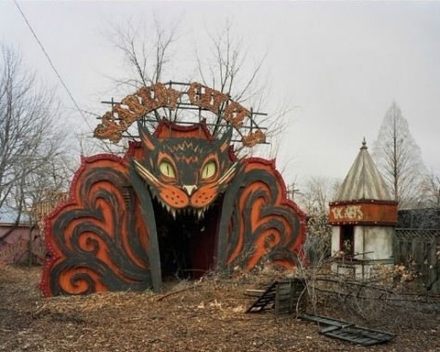 paolathesavage:  10knotes:  Abandoned Amusement Park in New Orleans    Aka the creepiest