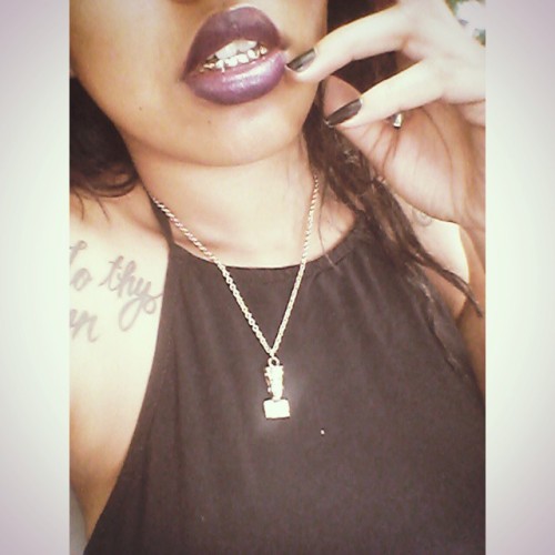 Purp lips x gold grillz