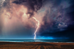 chadannie:  50bestphotos:  Perfect Storm by fabriziolutzoni http://500px.com/photo/48452278  Perfect Storm