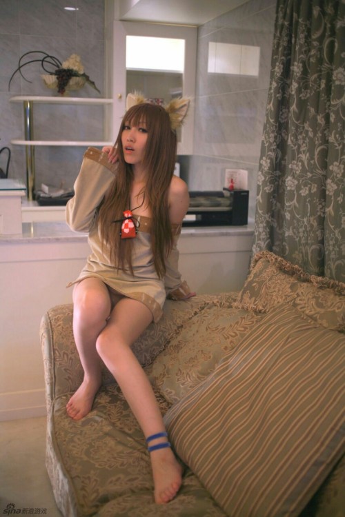 kitsuneears-blog: She has the teasing look of Holo ^^ looks so irresistible..