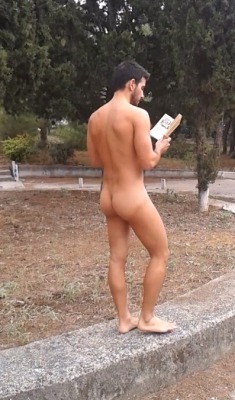 menandsports:  nude reader guy : sporty