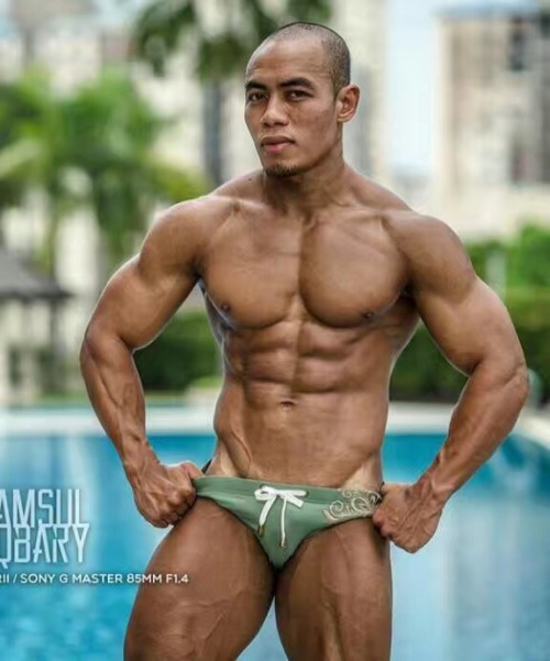 farizbad: Jgn tertipu abg2 di sana.. bulge nmpak besar, bukak2.. alahai.. comey sgt