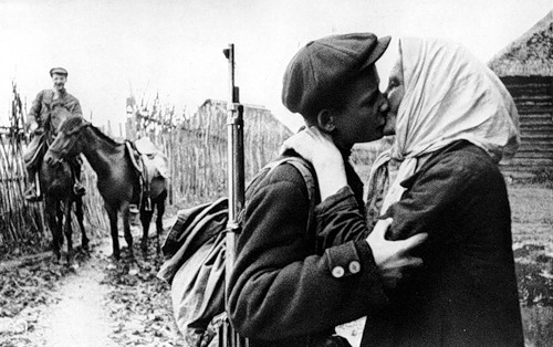Porn Pics World War II Kissies