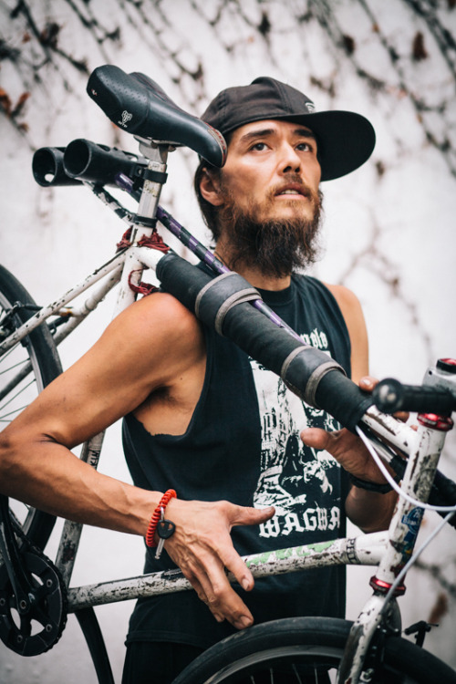 mitochandria:  preferredmode:  Chombo, with his #fleetvelo at @RedLanternBikes #bikepolo #nycbikepol