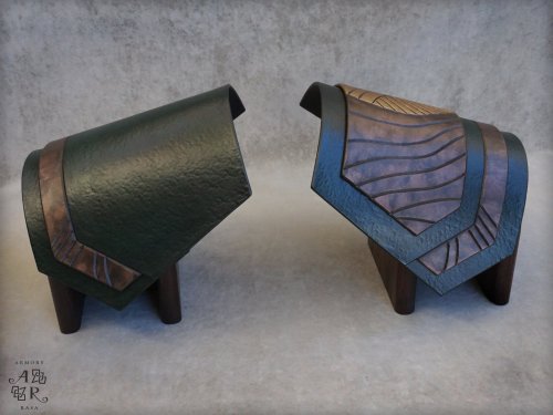 Loki pauldrons from Thor: Ragnarok. 9-oz veg-tan leather, carved and painted by hand.Started these a