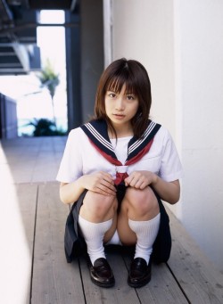 jk777jk:  upskirt1panties: 女子高生のセーラー服で座りパンチラ