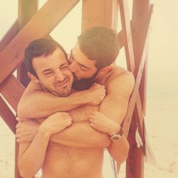 fuckyeahdudeskissing:  fuckyeahdudeskissing ( FYDK! ) : The place to see men kiss on Tumblr.