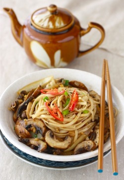 veganinspo:  Ramen Noodles with Sauteed Mushrooms