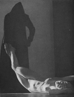 mefjus:  Death of Hypatia, 1930s by William Mortensen (1897–1965) 