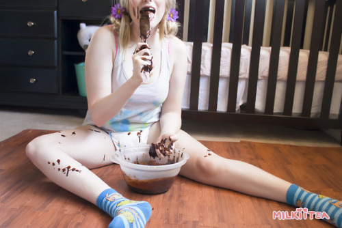 rogueabdl: milkiitea:Daddy let me make brownies :D I think I ended up getting more on myself then in