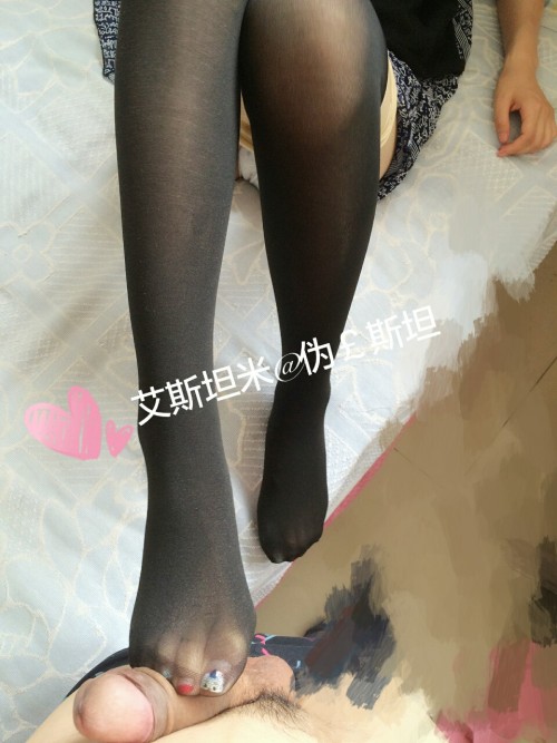 cz101600: 鸡巴被猫爪袜踩住狂搓～！